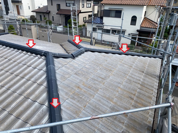 交換前のスレート瓦の棟